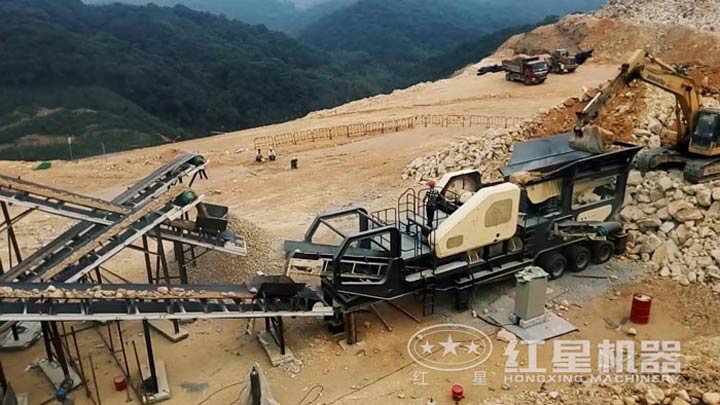 石灰石移動破碎生產線現(xiàn)場，配移動顎破機