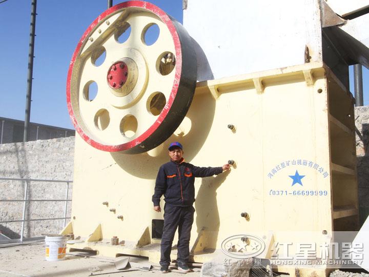 大型環(huán)保鄂式破石機生產現場，效果好，用戶評價高